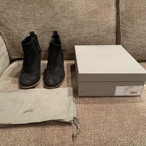 HOSS BLACK SIDE ZIP BOOTIE SIZE 39 MODERATE WEAR